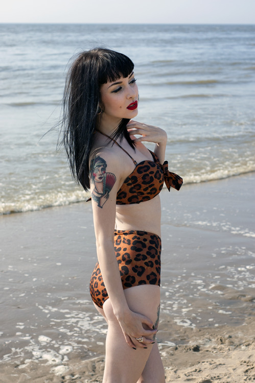 sellyourseconds:  modifiedmuggles:  sellmysoulforrocknroll:  sellyourseconds:  Not sure if I’m confident enough to post this but fuck it aaaaaaall! NEW BIKINI AND I LOVE IT  Picture taken by Rosey Jones (roseyjones.tumblr.com)  BABe  Goals   Wooooh