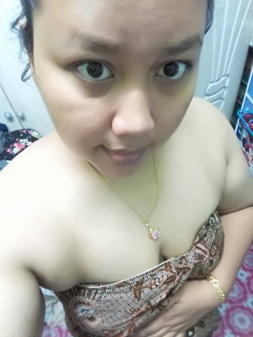 gataibelakang: pantatmakawk: Pagi2 hntar gambar nk tnjuk rantai baru yang husband dia belikan.. milf