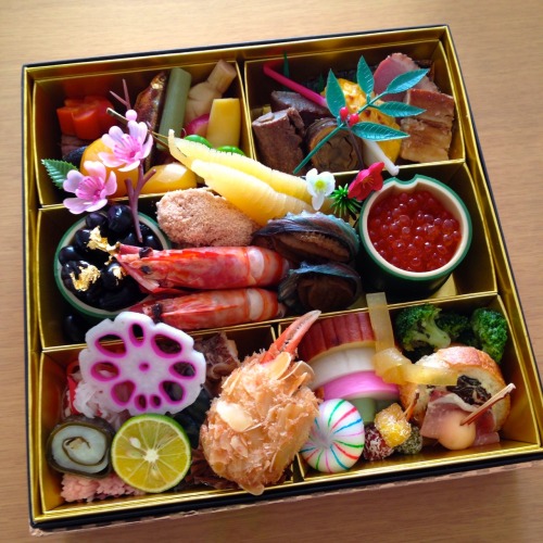 おせち料理Osechi-ryori is traditional Japanese food for New Year.