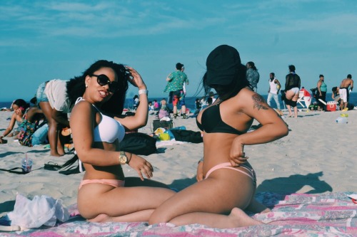 sirmoore:QuickBeachDay.  The Girls, jus wanna have fun!