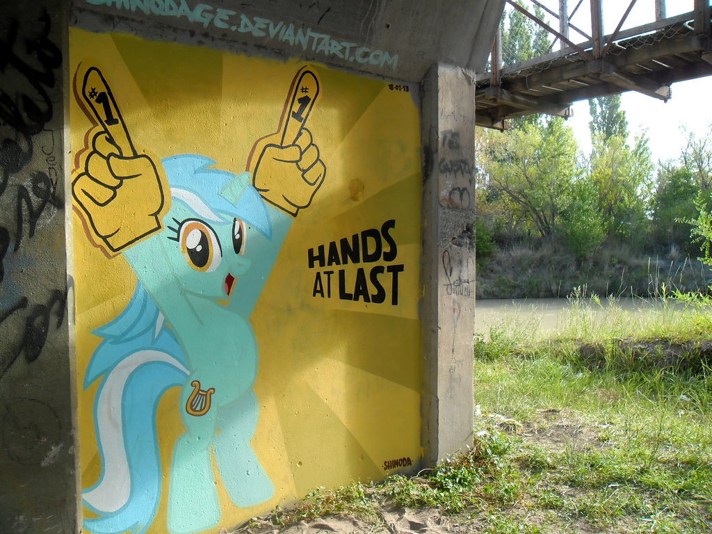 ecmajor:freaky-pixie:  My Little Pony Grafitti by by *ShinodaGE  Oh man, Shinoda’s