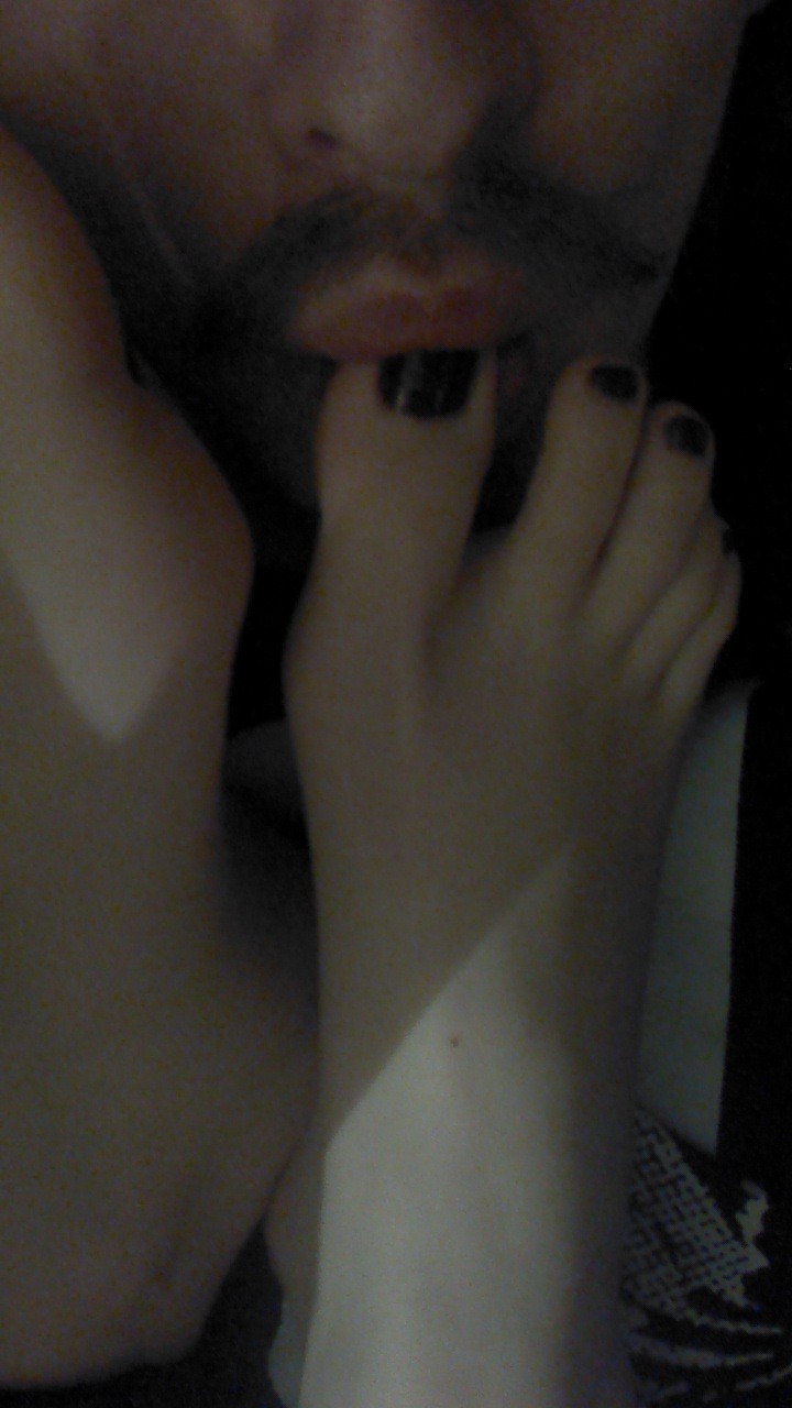 ashfeet:  Had to say goodbye to Ash and her cute feet early this morning since she’s