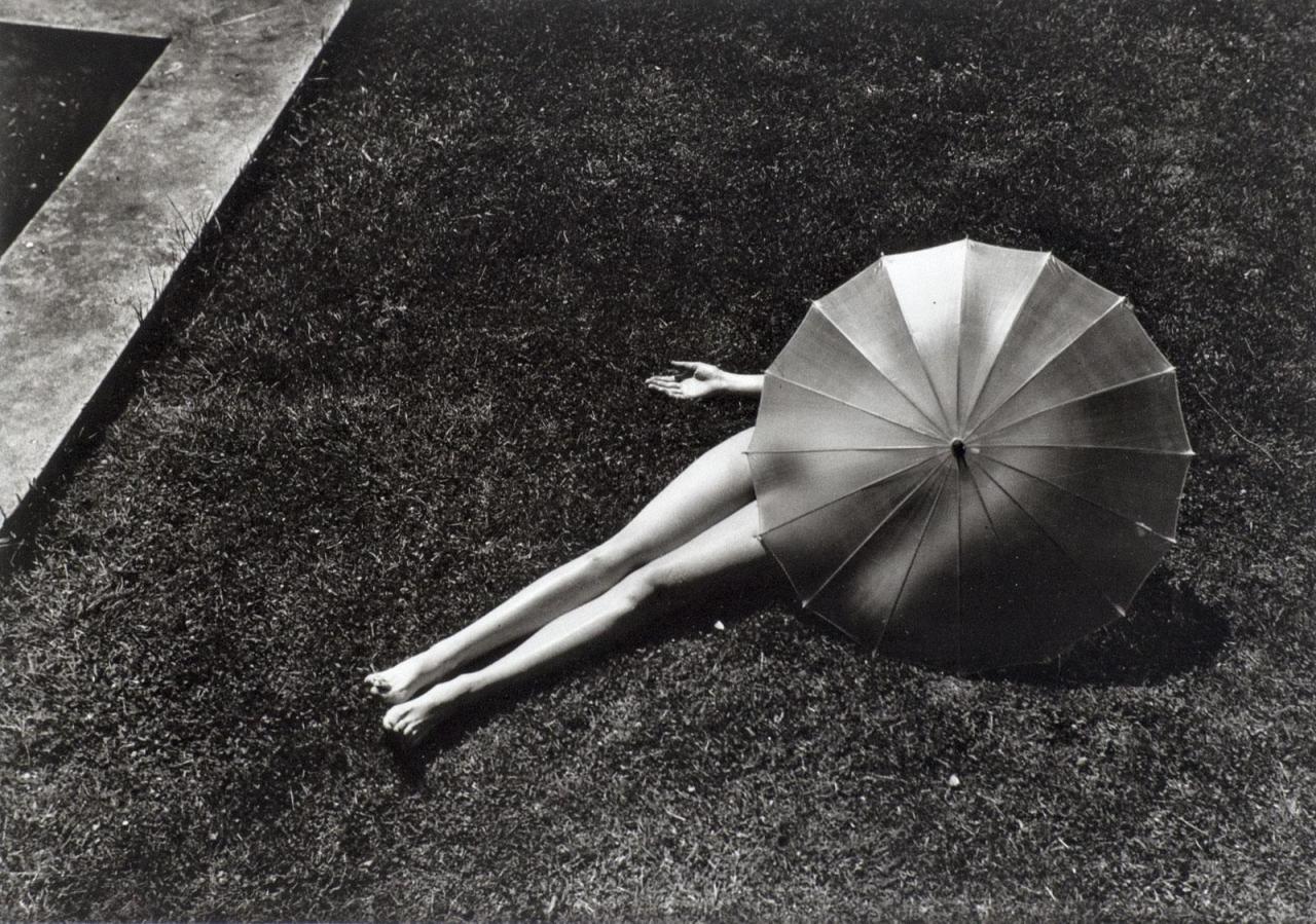 wandrlust:  Nude with Parasol, 1935 — Martin Munkacsi 