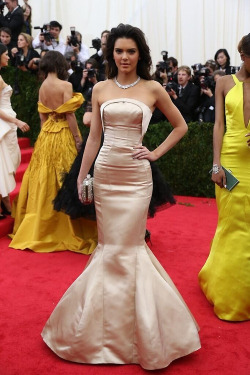 Topshoq:  Madukilla:  Jenner-News:  Kendall At The 2014 Met Gala.  I Hate Her Hair