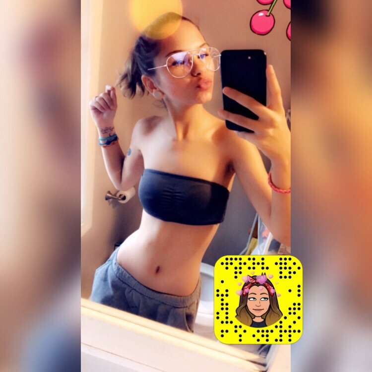 xstggfx:  We hit 2K babes 😛💦 screenshot and add my Snapchat for nudes!!! 😘😘