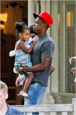 cosmic-noir:  thetrillestqueen:  bawdownbitches:Daddy’s little girl &lt;3 #blue #jay z  Munkmunk is growing so beautifully!  Blue is getting so big!  Time is flying!