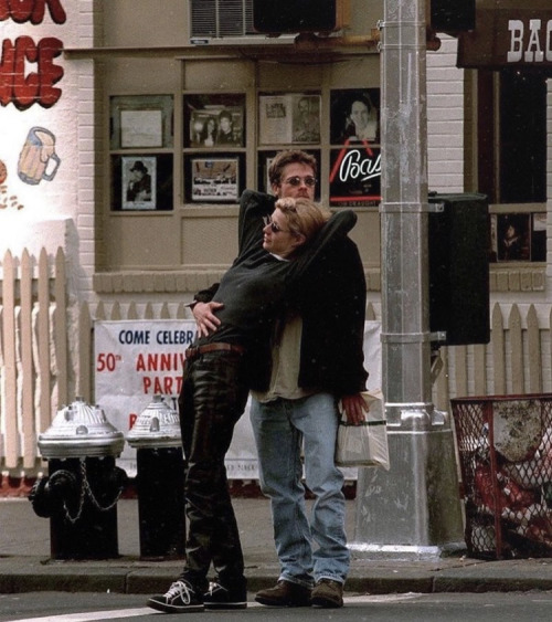 marchtosaturn:Gwyneth Paltrow and Brad Pitt in New York’s Greenwich Village, June 1995