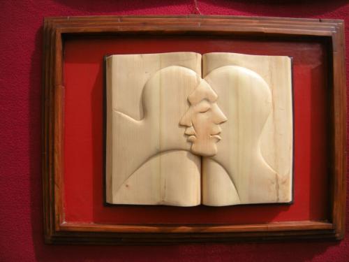 littlelimpstiff14u2:  Life Emerges Inside Elaborately Carved Wooden Books Self-taught sculptor Nino Orlandi, but what we do know is that he can create some magnificent stories through his elaborately carved wood. From a very young age, the Italian artist