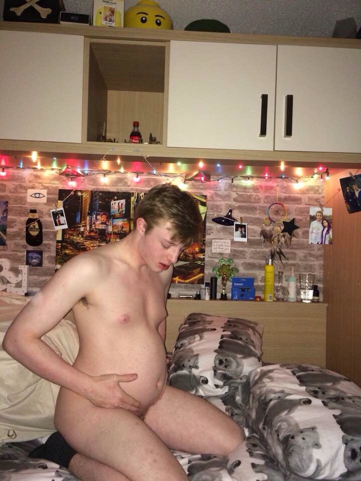 sparticusbarticus: mpregvids:  Tom has been carrying for about 6 months. He got an