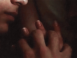 dumtidumb:  ca·ress; A gentle touch or gesture of fondness, tenderness, or love.   è sempre il sabato che incombe