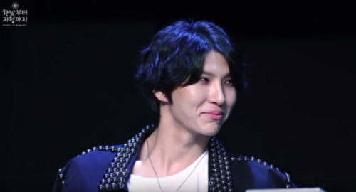 this is the weirdest face i’ve seen taekwoon make