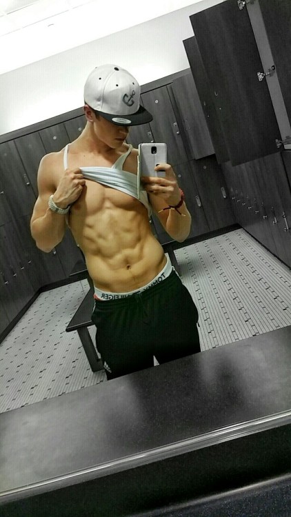 sagginboys:  haroldengland: Late Night Grind Source: @haroldengland  Showing a nice Tommy waistband and shirt-lift in the tank top