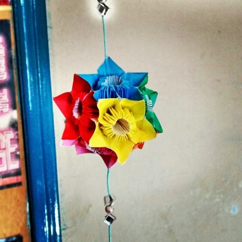 Kusudama :3  #kusudama #origami #flowers #present #jewel #friends #handmade #craft #paperfolding (at