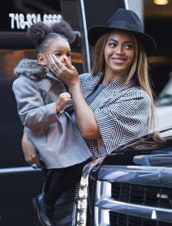 pinkvelourtracksuit:  this is how i want to do my future daughter’s hair! cute little afro puffs :)   Blue is killing us all