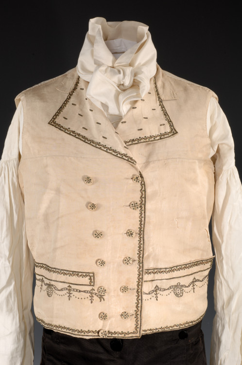 theclothingproject:Collection’s Highlight: Early 19th Century 3 Piece Suit      According to our r