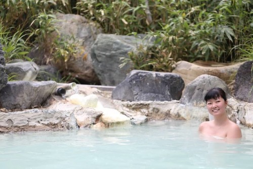 万座温泉｢湯の花旅館｣ 行ってきたよー ・ 残念ながら貸し切りだった… ・ この日も気温は都心と10度程違って避暑するには最高だー ・ #群馬県#万座温泉#湯の花旅館#タオル１枚#mixbath#混浴