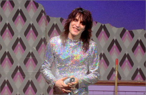 Smiley Noel in a mirror ball suit what more do you need??
