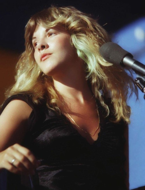 golddustsoul: A young & dewy fresh-faced Stevie performing with Fleetwood Mac in 1976.