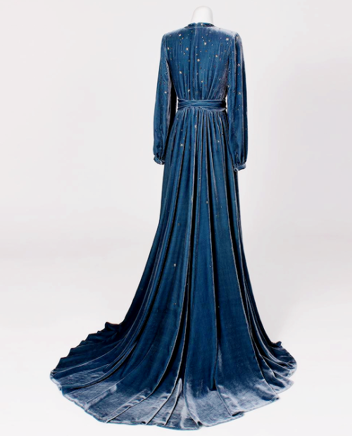 fashion-runways:  LINDA FRIESEN ‘The Stardust’ dress if you want to support this blog consider donating to: ko-fi.com/fashionrunways   