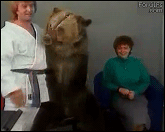Cuando conoces la respuesta de algo en clase y el profesor pregunta a la persona sentada a tu lado: