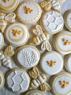 chickennoodlepoodle:I love bees and I think they make the perfect bakery theme