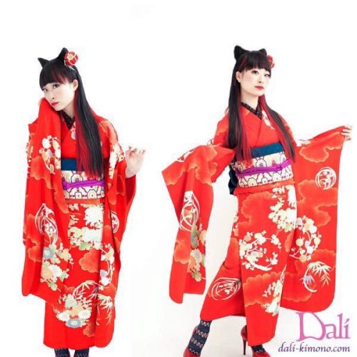 Whimsical furisode styling by Dali. I like how the kusudama hairpin kinda look like a wool ball, per