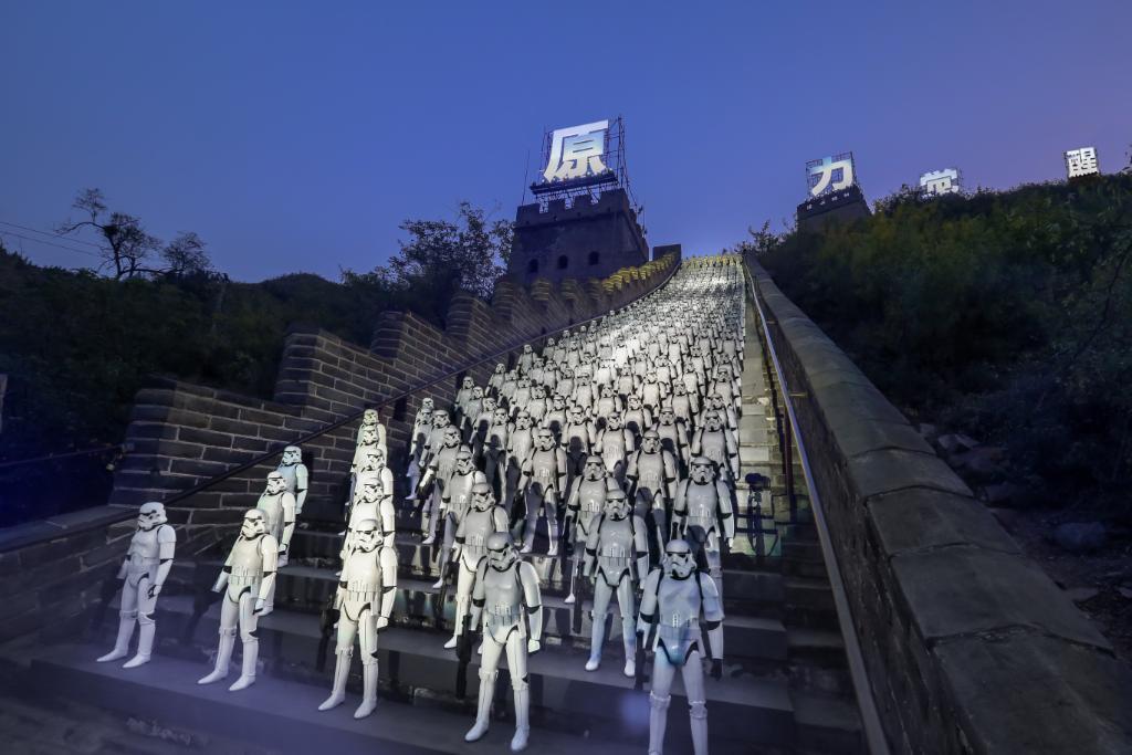 starwarsgalaxys:  500 stormtroopers were stationed on the Great Wall to celebrate