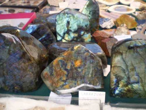 Products made of polished minerals and stones offered for sale during Lwóweckie Lato Agatowe (Lwowek