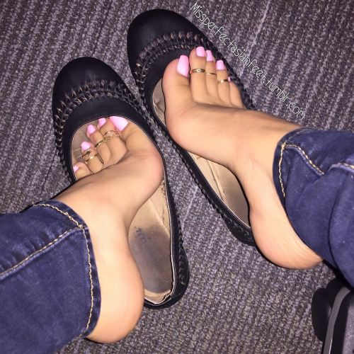 missperfectasianfeet:  My stinky ballet flats and my perfect asian feet ;)