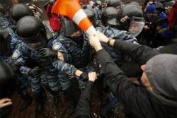 best-of-imgur:  Protester helps police install