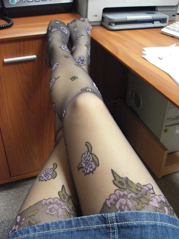 nylonfap:  ♥ pantyhose ♥ tights ♥ nylons ♥ Strumpfhose ♥ collants ♥ medias