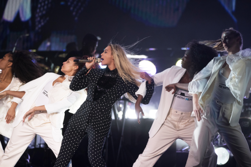 xtinathegreat:jenniferlawurence:Beyoncé performs at a Hillary Clinton event at the Wolstein Center a