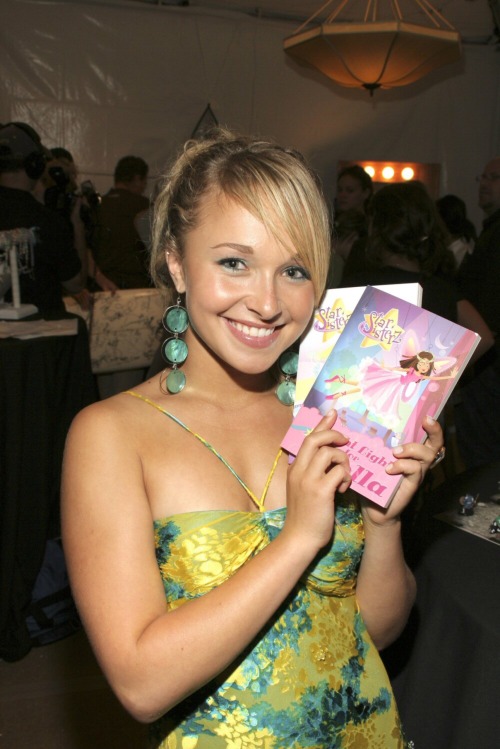 parisnicolekimlindsaybritney: Hayden Panettiere backstage at the 2005 Teen Choice Awards