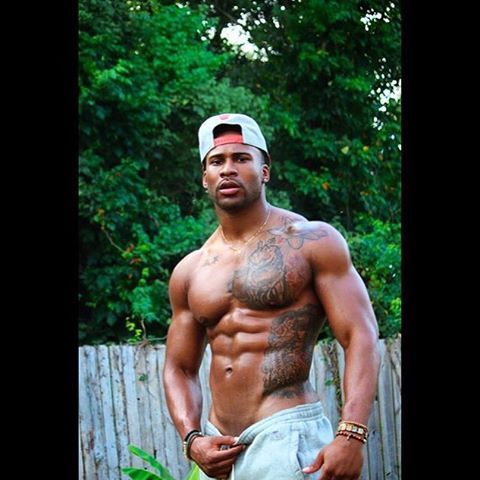 allongst:  phreakquency:  thickchocolatecity:  So Sexy! 