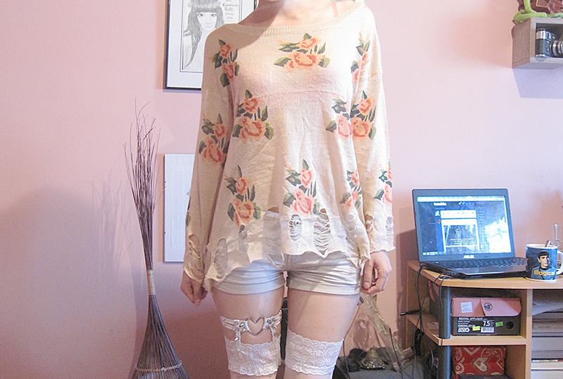 buttsauce-vakarian:   sweater - rosewholesale.com [review under the cut] shorts -