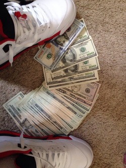 louiedewi:  Walking on the money!! 