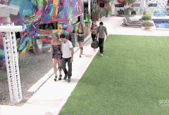 fyeahshippers:  Fernanda & André:”Ter, a um sonho de amor, o coração sujeito;  é o mesmo que cravar uma faca no peito.  Esta vida é um punhal com dois gumes fatais:  não amar é sofrer; amar é sofrer mais” - Menotti Del Picchia. 