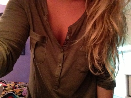 looking-for-allison:  Comfy shirts and natural hair   😍