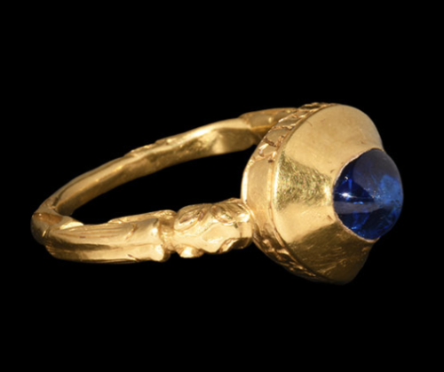 gemma-antiqua: Medieval European gold and sapphire ring, dated to the 14th century. Beneath the beze