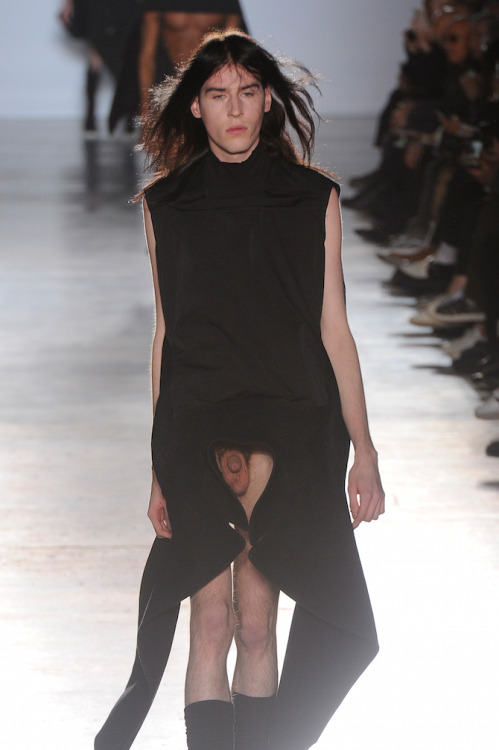whetwillie:  FASHION FORWARD: Dress for the job you want. To lose. (Rick Owens “Sphinx” 2015)