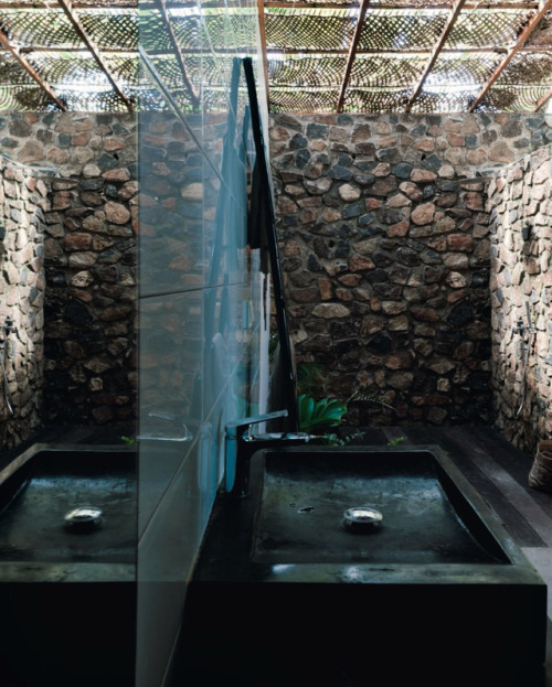 madabout-interior-design:In Indonesia, on Lombok island, a stunning villa overlooks the jungle… and 