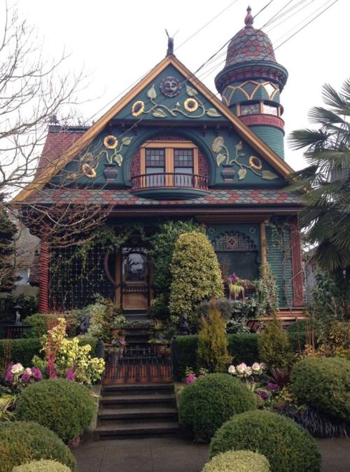 blue-eyed-country-angel:  steampunktendencies: Victorian Houses   A girl can dream…..