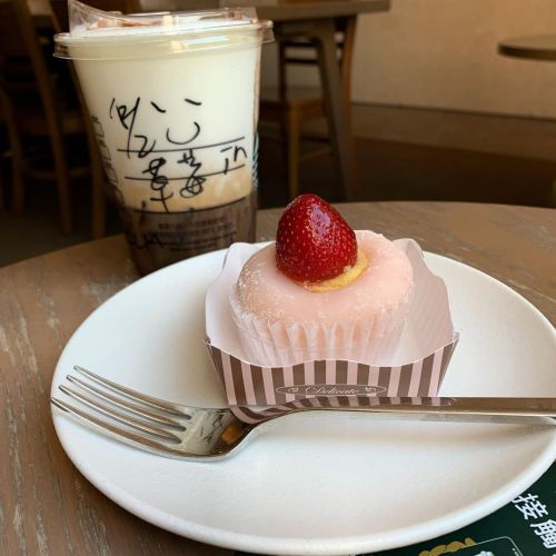 #草莓大福 # # #☕️（在 星巴克松仁門市） https://www.instagram.com/p/Ca9qJ2KvJHK/?utm_medium=tumblr