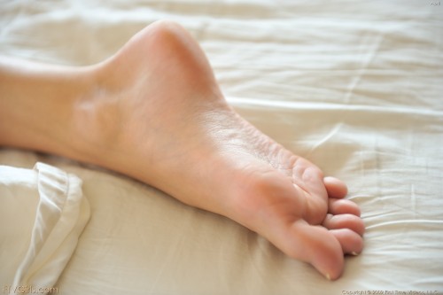 unintentionalfootlover: What a perfect soft specimen to admire in the morning :) 