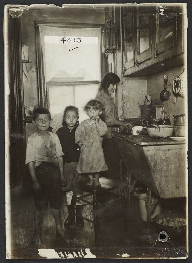 New York: Tenement family in the kitchen 1915. 