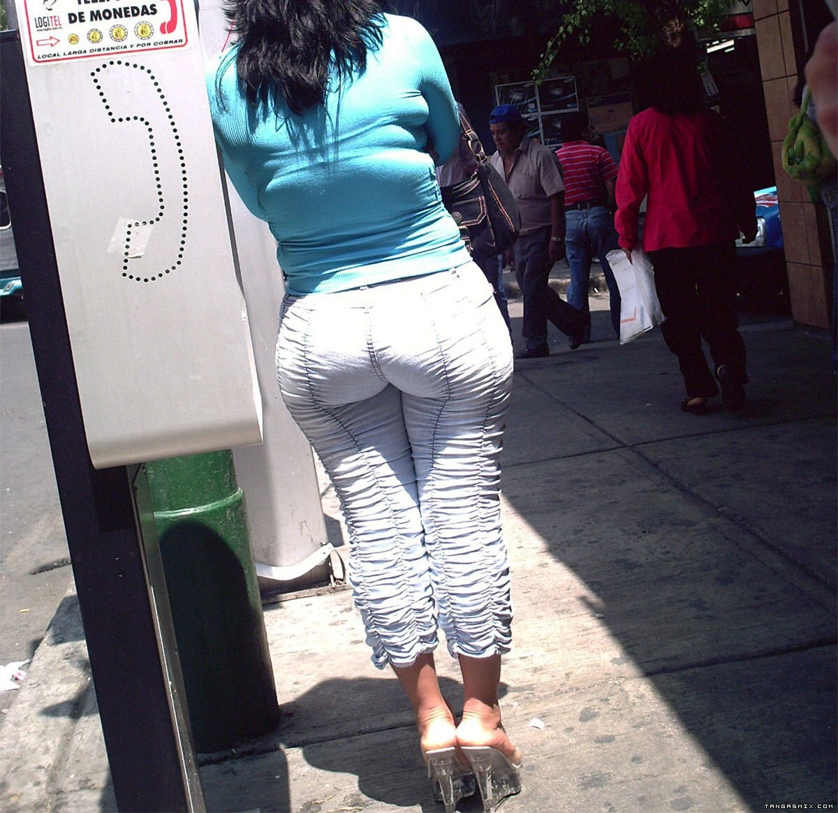 pearhub:  #thick #latina #tight pants #booty #heels