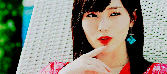 mochichan00: When you’re chilling by the pool and a cute guy walk by 