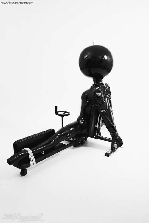 kinkygoethe:  It’s not easy to become a perfect rubber doll!by latexperiment.com