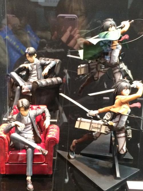 Levi & Mikasa figures by Union Creative + original Ackermans sketch by Asano Kyoji!!! (Source)I AM SCREAMING