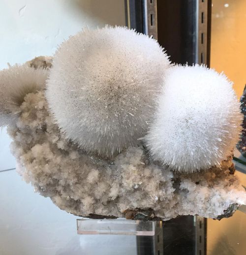 ❄️ Scolecite puffballs from India were blowing our minds on day 1–impossibly delicate and beautifull